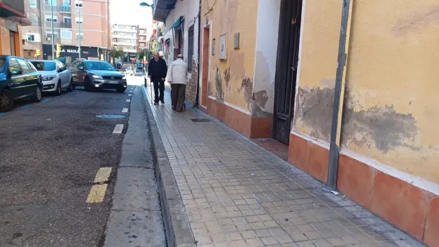Calles estrechas en Las Delicias, donde apenas caben dos peatones juntos en la acera.