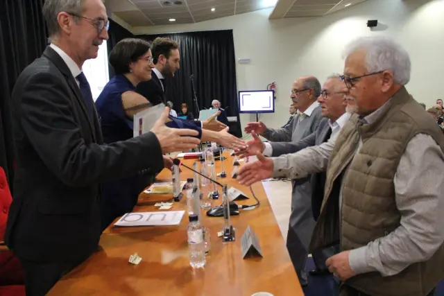 Los policías jubilados recogen su reconocimiento.