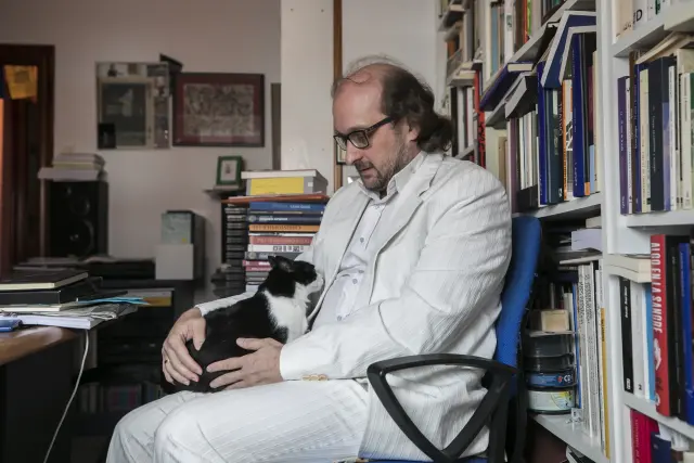 Raúl Herrero con su gata Doña Concha, fallecida hace pocas semanas, una gran compañero del editor y poeta.