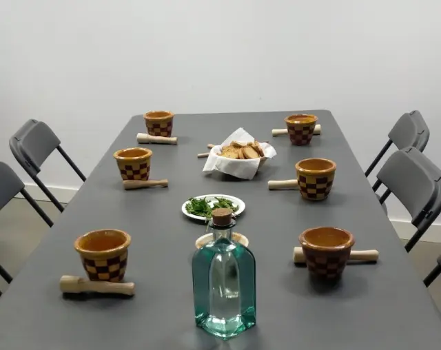 La mesa dispuesta para degustar la comida.