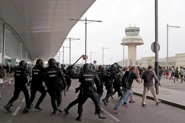 Agentes de la Policía Nacional cargan contar los manifestantes que querían tomar el aeropuerto de El Prat en 2019