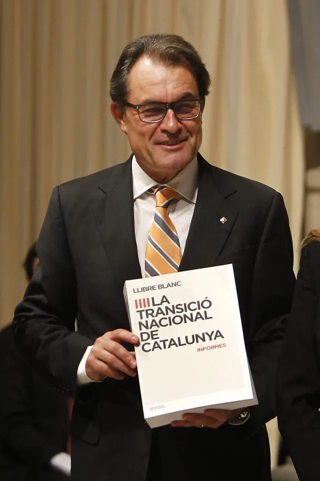 Artur Mas sostiene, en 2014, el libro blanco para conseguir la independencia de Cataluña