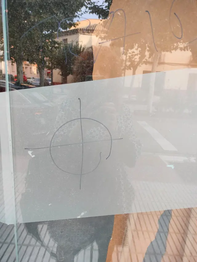 El dibujo de una diana, en la sede del PSOE de Ejea de los Caballeros.