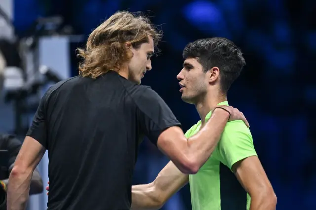 Alexander Zverev saluda a Carlos Alcaraz tras el partido de las Finales ATP