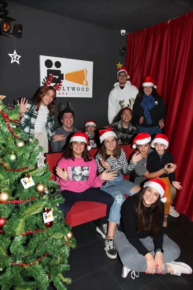 Trabajadores de Hollywood Escape Zaragoza y un grupo de niños en un juego en Navidad, en una imagen de archivo.