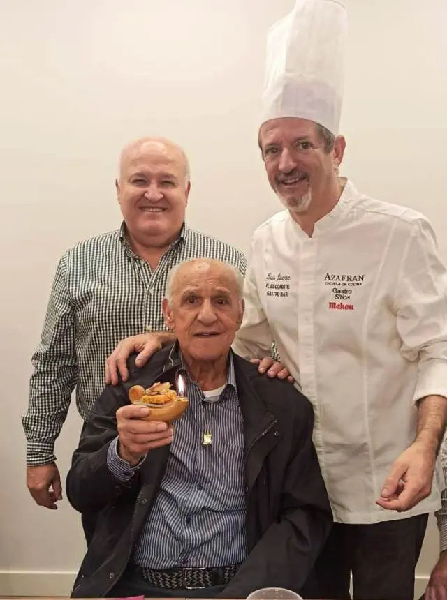 José Antonio Campos, Darcy Canario con la tapa ´Deseo` y el cocinero Luis Vicente.