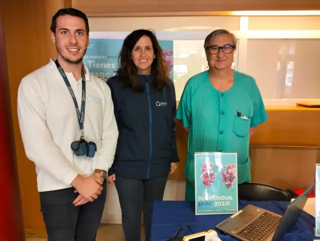 Alfonso Pérez Trullén, jefe de servicio de Neumología del hospital Clínico Universitario de Zaragoza, Laura Cobo, enfermera de la compañía Esteve Teijin, y Javier Bespín.