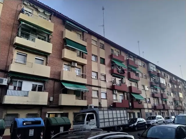 Edificios con toldos verdes en la calle de Madrina Salinas, en Las Fuentes.