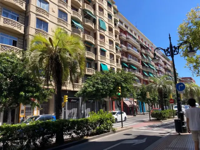 Toldos verdes en la calle de Conde Aranda.