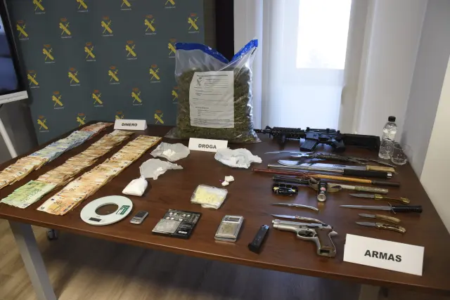Drogas, armas y dinero intervenido en la operación Grako de la Guardia Civil en la provincia de Huesca.