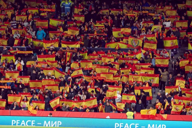 Aficionados de la selección española durante el encuentro correspondiente a la fase de grupos de clasificación para la Eurocopa 2024