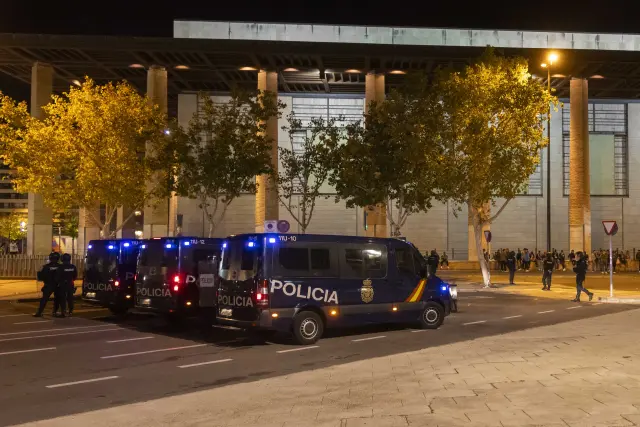 Furgones policiales en La Romareda.