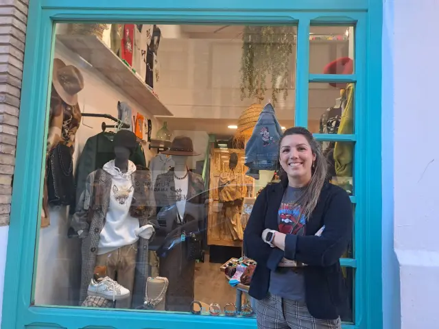 La argentina Natalia Comi, dueña de la tienda de ropa de mujer Valentina, este martes en la calle de Miguel de Cervantes en Zaragoza.