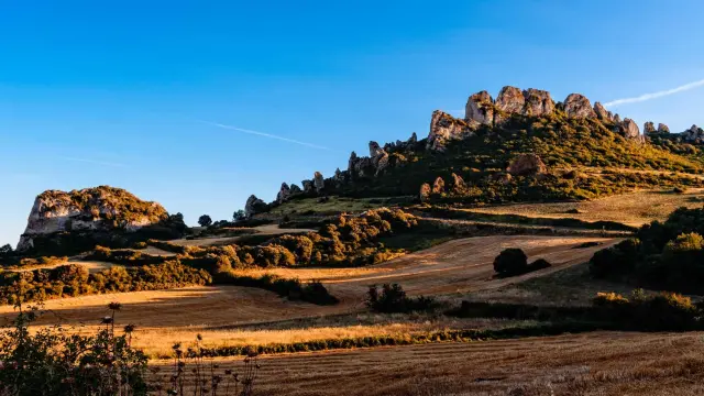 Vista del pueblo pequeño de La Rioja que se asienta sobre estas impresionantes peñas