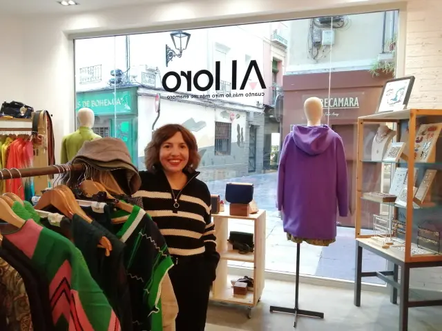 Cristina Clavejas, en su tienda Al Loro de Zaragoza.