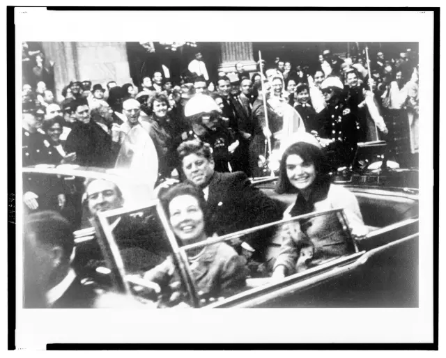 USA715. DALLAS (ESTADOS UNIDOS), 22/11/2023.- Fotografía cedida hoy por la Biblioteca del Congreso de Estados Unidos donde aparece el presidente John F. Kennedy y la primera dama Jacqueline Kennedy (atrás), mientras pasean en el auto presidencial acompañados por el gobernador de Texas, John Connally, y su esposa Nellie (adelante), el 22 de noviembre de 1963 en Dallas, Texas (EE.UU). Estados Unidos recuerda este miércoles en el 60 aniversario de su magnicidio al expresidente John F. Kennedy, todavía muy presente en la cultura popular por la fascinación que generó su asesinato pese a que cada vez son menos los que vivieron ese trágico día. EFE/Biblioteca del Congreso de EE.UU. /SOLO USO EDITORIAL /NO VENTAS /SOLO DISPONIBLE PARA ILUSTRAR LA NOTICIA QUE ACOMPAÑA /CRÉDITO OBLIGATORIO
