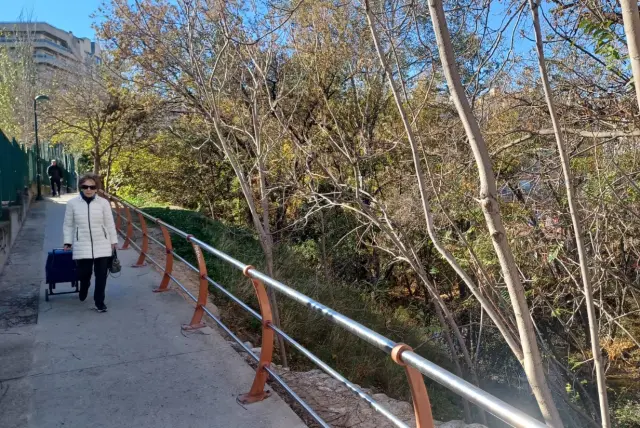 Una pasarela junto al río, nada más reaparecer en Cesáreo Alierta.