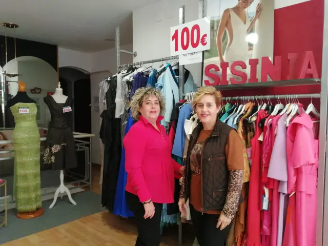 Pilar y Begoña Muñoz en su tienda Sisinia, de la calle don Jaime de Zaragoza.