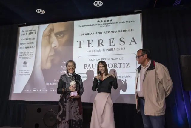 La jornada fue especialmente bonita para Paula Ortiz: al Festival de Cine de Zaragoza le entregó uno de sus premios Augusto; aquí la vemos con María José Moreno y José Luis Anchelergues.