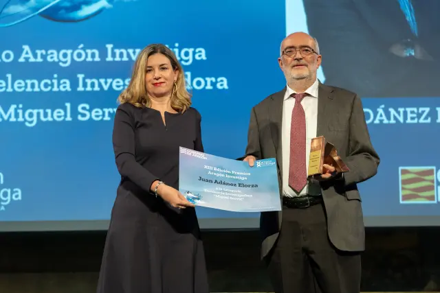La consejera de Educación, Ciencia y Universidades, Claudia Pérez Forniés enrega el galardón ‘Miguel Servet’ a la Excelencia la trayectoria científica del doctor Juan Adánez