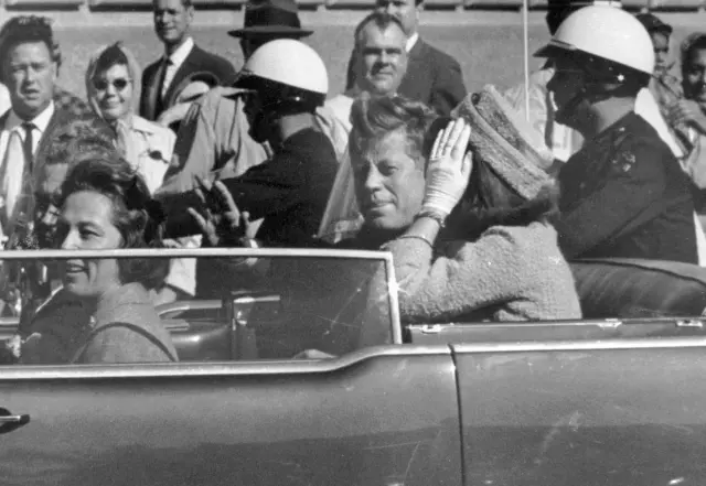 FILE - President John F. Kennedy waves from his car in a motorcade approximately one minute before he was shot, Nov. 22, 1963, in Dallas. Riding with President Kennedy are first lady Jacqueline Kennedy, right, Nellie Connally, second from left, and her husband, Texas Gov. John Connally, far left. The 60th anniversary of President Kennedy's assassination, marked on Wednesday, Nov. 22, 2023, finds his family, and the country, at a moment many would not have imagined in JFK's lifetime. (AP Photo/Jim Altgens, File)

Associated Press/LaPresse
Only Italy and Spain