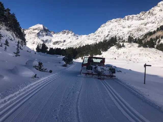 Una máquina prepara la pista en la estación de esquí nórdico de Benasque.