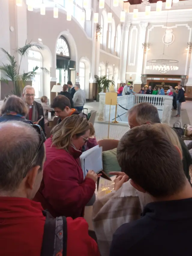 El vestíbulo del hotel de Canfranc lleno de visitantes el pasado domingo.