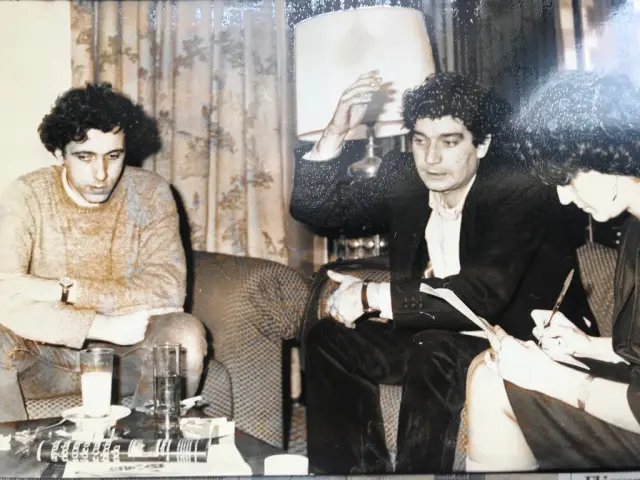 Carmen Puyó, en 1984, entrevistando a Fernando Trueba y Óscar Ladoire