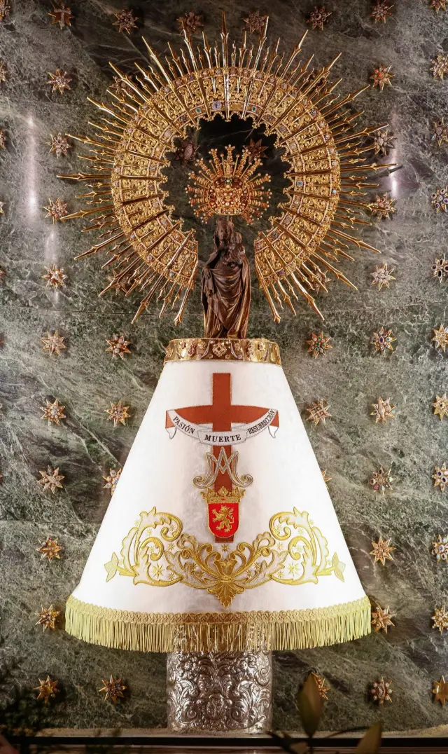 El manto de la Virgen del Pilar entregado por la Junta Coordinadora de Cofradías de Zaragoza en su 75 aniversario.