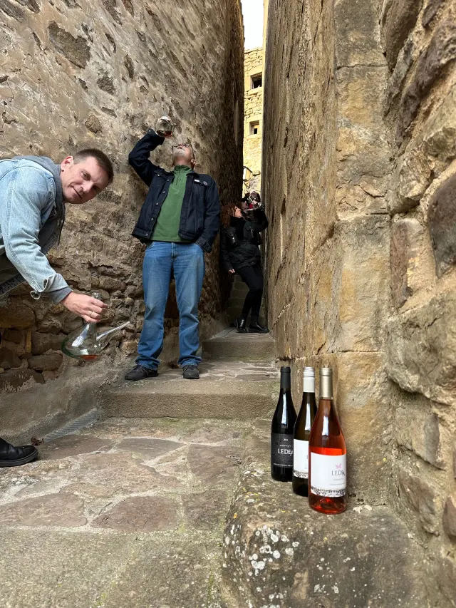 En la calle más estrecha de España, de 41 centímetros, también se probaron los vinos.