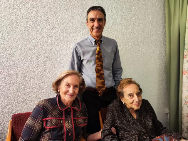 De pie Luis Pérez Collados. Sentadas, Conchita (89 años) y Maruja Collados (99 años).