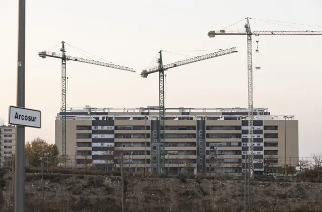 Obras en construcción en el barrio de Arcosur, zona que contempla gran parte del panorama de la vivienda protegida de Zaragoza, con varias promociones en marcha.