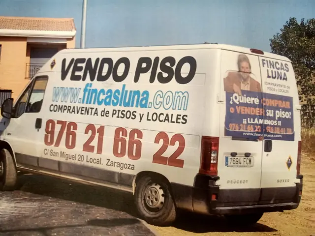Una furgoneta rotulada con la cara de Francisco Javier Nasarre.