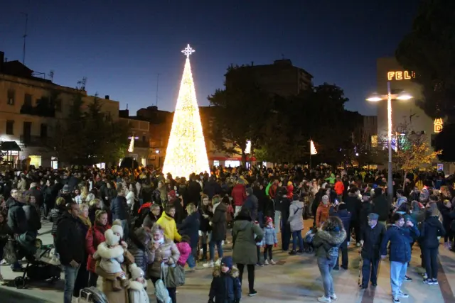 Árbol de Navidad encendido en la plaza España de Binéfar este viernes.