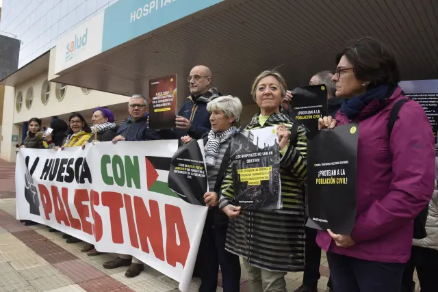 Concentración de Amnistía Internacional de apoyo a los sanitarios de Gaza a las puertas del Hospital San Jorge de Huesca.