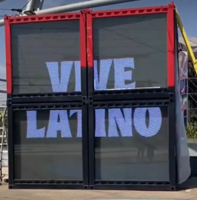 Cuatro de los cubos que pudieron verse en el festival Vive Latino de Zaragoza.