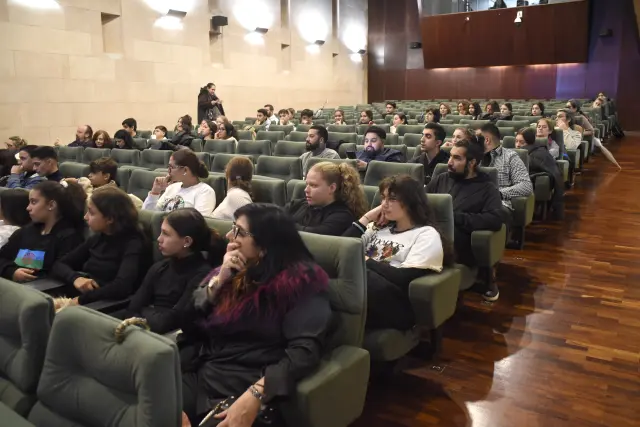 Encuentro de estudiantes gitanos de Aragón en la Diputación Provincial de Huesca.