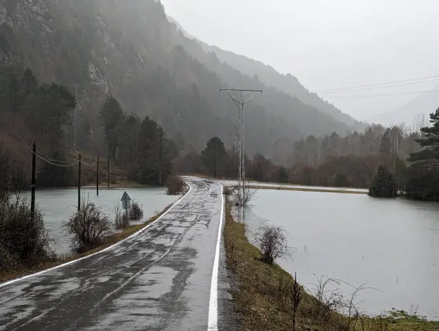 La inundación de los campos contiguos a la presa de Pineta amenaza también la carretera que conecta Bielsa con Ordesa.
