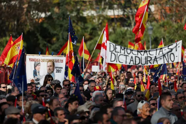 People hold a banner reading Democracy yes dictatorship no  as they demonstrate against the pacts made by Spains socialist government with the Catalan separatist Junts party, which includes amnesties for people involved with Catalonias failed 2017 independence bid, at Temple of Debod in Madrid, Spain December 3, 2023. REUTERS/Isabel Infantes [[[REUTERS VOCENTO]]]