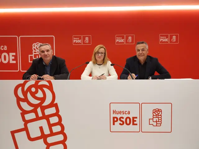 De izquierda a derecha, José Ángel Solans, María Clusa y Juan Latre, en la rueda de prensa ofrecida hoy en la sede del PSOE.