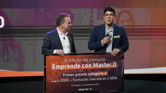 José Carlos Núñez Castro recibe su premio de manos de Antonio Mayoral, CEO de MasterD.
