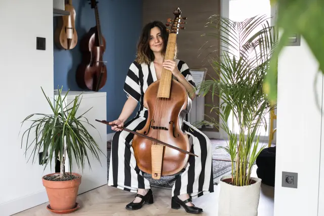 La inquieta y talentosa Pilar Almalé con su viola da gamba. Además de tocar, canta y compone.