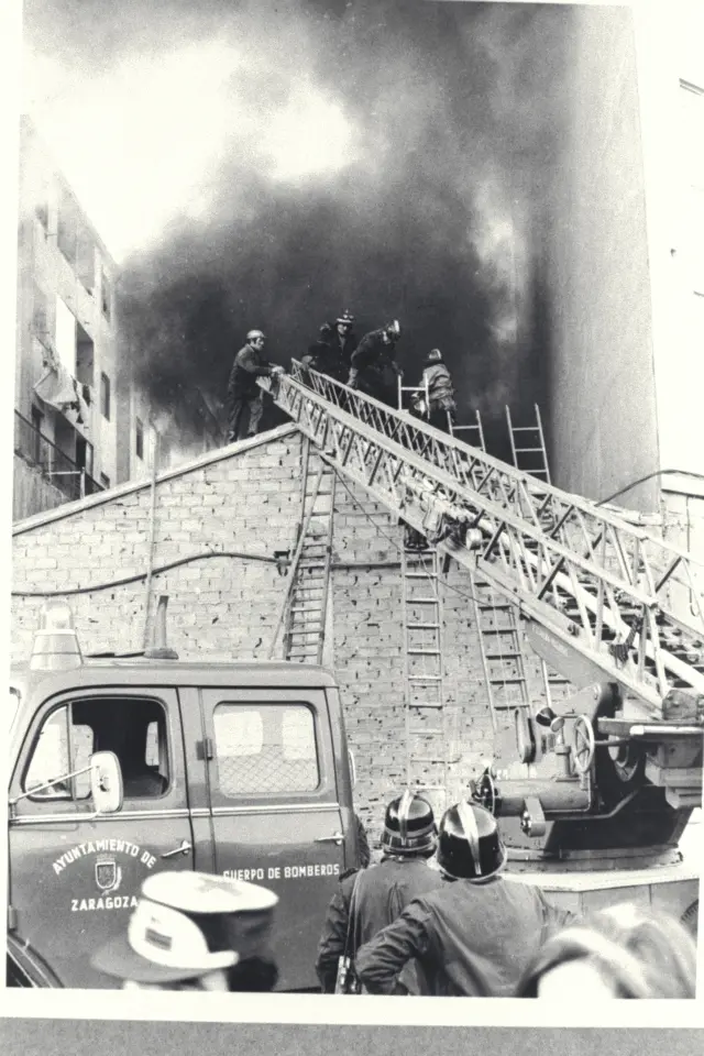 Los bomberos de Zaragoza tuvieron que salvar a los heridos por el tragaluz al no poder abrir la puerta de la empresa Tapicerías Bonafonte, en la calle Rodrigo Rebolledo.