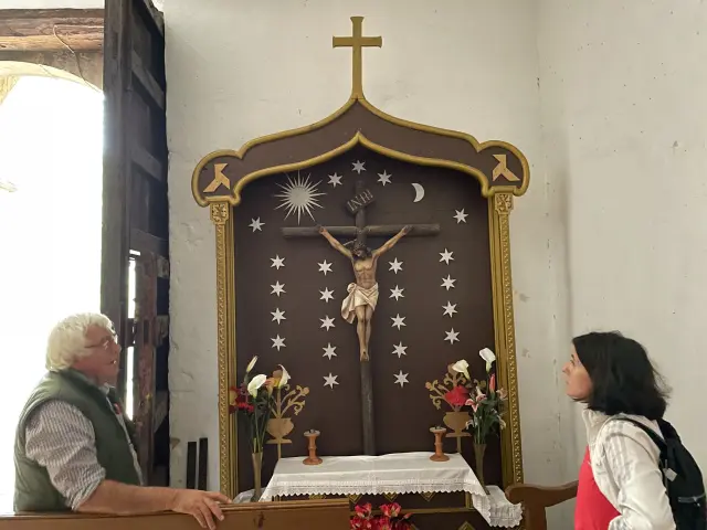 Aspecto del retablo de San Úrbez de Nocito. Arriba, a casa lado, se ven las pajaritas a la manera de Ramón Acín.