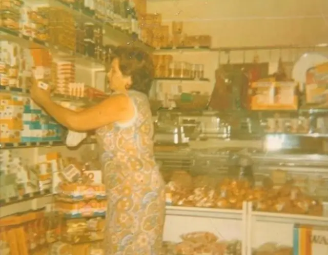 Pilar, la abuela de David, en la primera tienda que abrieron en Pedrola