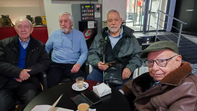 José Antonio Duce, a la derecha, con algunos de sus entrañables amigos: Santiago Chóliz, José Luis Cintora y Miguel Ansón, en la cafetería Paparrazi, donde se reúnen a diario desde 2020.