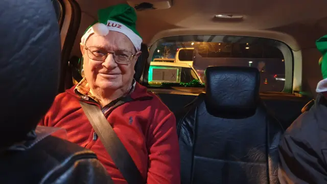 El asturiano Eloy Castro, de 89 años, en un taxi de la Caravana Verde.