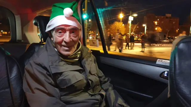 El cordobés Antonio Marín (72 años), en el paseo para ver las luces navideñas de Zaragoza gracias al proyecto Taxiluz