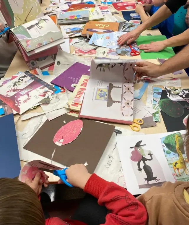 Los niños trabajando y creando en el taller de collage previo al II Salón del Libro que ha puesto en marcha el colectivo ReaccionA.