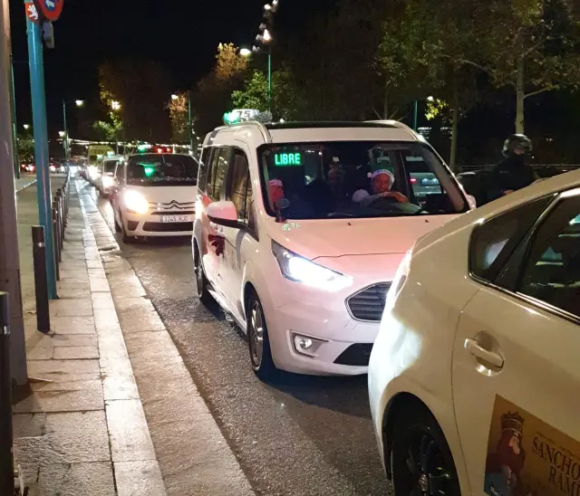 La caravana verde del proyecto Taxiluz para que personas mayores puedan disfrutar de las luces navideñas de Zaragoza